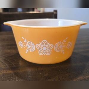 Vintage Pyrex Casserole Dish in the "Butterfly Gold" Pattern 473- 1qt